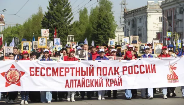 Память сильнее времени: десятки тысяч барнаульцев прошли в колоннах "Бессмертного полка". Фоторепортаж - Толк, 09.05.2025