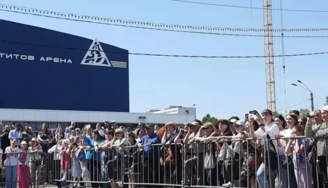 На главной площади Барнаула началась праздничная программа - Толк, 09.05.2025