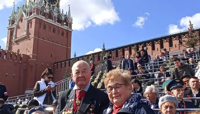 Ветеран из Алтайского края поделился фото с парада Победы в Москве - Толк, 10.05.2025
