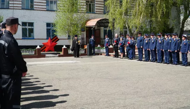 Алтайские осужденные из металлолома сделали военный мемориал - Толк, 10.05.2025