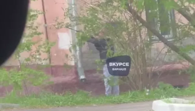 В Барнауле на Потоке заметили человека с "воздушкой" - Толк, 11.05.2025