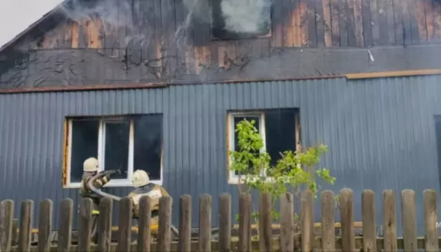 В Заринске на 300 "квадратах" горели жилой дом и гараж В Заринске на 300 "квадратах" горели жилой дом и гараж - Толк, 12.05.2025
