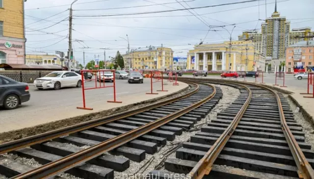 Новую рельсошпальную решетку начали монтировать на площади Октября в Барнауле - Толк, 17.05.2025