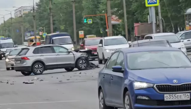 В Барнауле легковушка на огромной скорости врезалась в машину. Видео - Толк, 19.05.2025