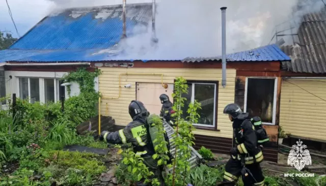 В Горно-Алтайске в двухквартирном доме вспыхнул крупный пожар на 240 "квадратах" - Толк, 25.05.2025