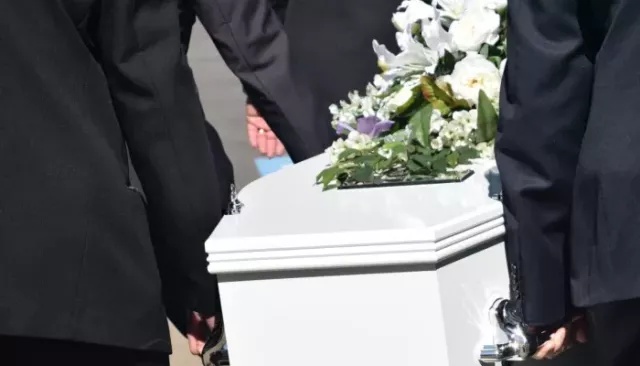 В Байкальске прощаются с убитыми на вечеринке подростками - Толк, 30.05.2025