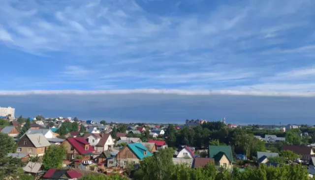 Необычное облако-"цунами" впечатлило жителей Барнаула. Фото - Толк, 30.05.2025