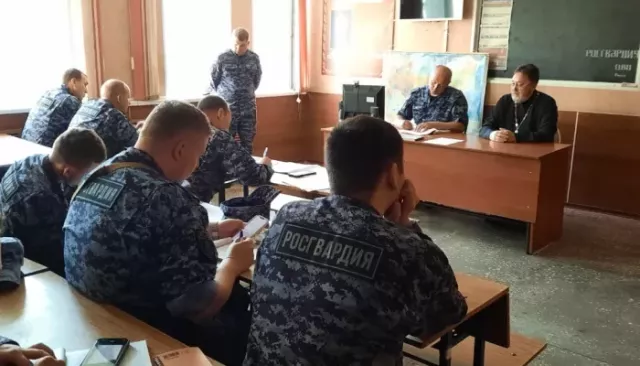 Священник провел духовно-нравственную беседу с алтайскими росгвардейцами - Толк, 15.06.2025