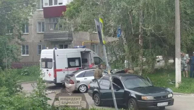 В Барнауле LADA Priora откинуло в дорожный знак после ДТП - Толк, 15.06.2025