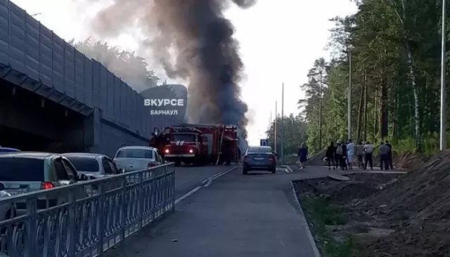 Автобус с людьми загорелся на шоссе Ленточный бор в Барнауле - Толк, 18.06.2025