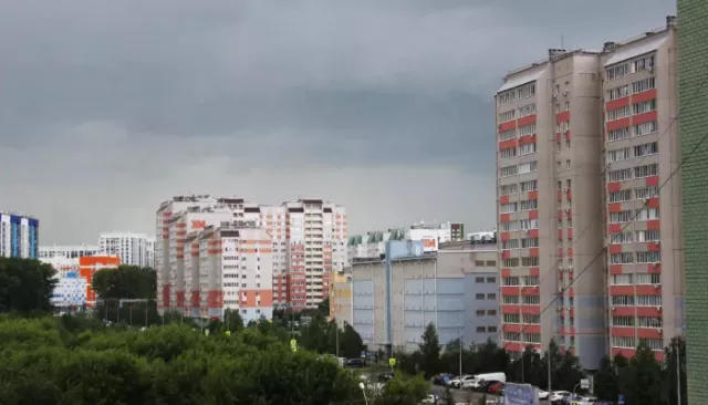 Обещанная непогода пришла в Барнаул: фото сердитого неба за мгновения до дождя - Толк, 21.06.2025