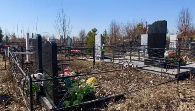 Батюшка рассказал, что можно и что нельзя делать на кладбище - Толк, 22.06.2025