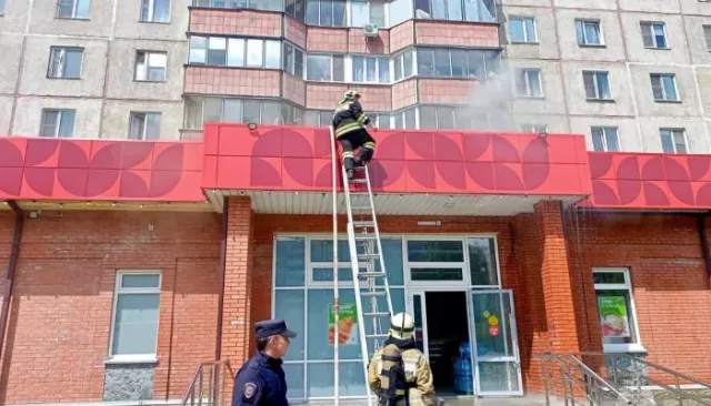 Причиной пожара на крыше магазина "Магнит" в Барнауле стал упавший с балкона окурок - Толк, 24.06.2025