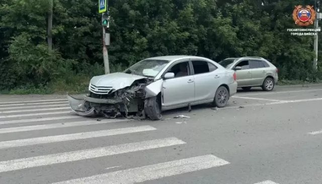 75-летний водитель протаранил несколько автомобилей в Бийске: есть пострадавшие - Толк, 29.06.2025