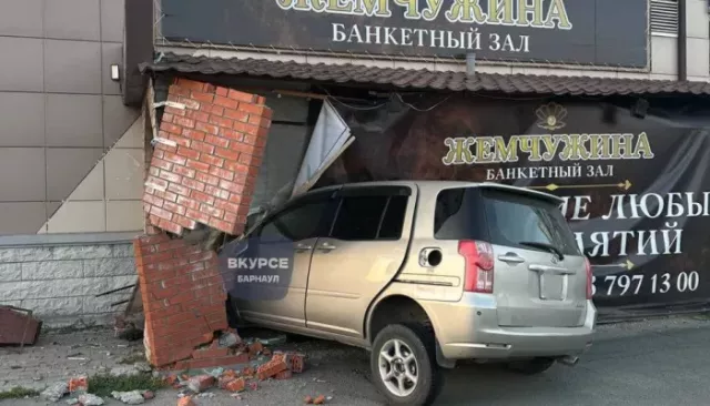 Легковушка протаранила банкетный зал в Барнауле: фото последствий - Толк, 29.06.2025