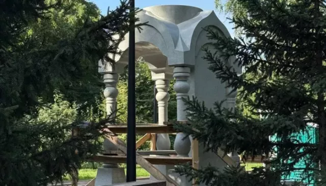 Памятный знак в виде часовни устанавливают на площади Победы в Барнауле. Фото Памятный знак в виде часовни устанавливают на площади Победы в Барнауле. Фото - Толк, 02.07.2025