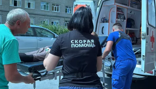Автомобиль сбил 14-летнюю девочку на самокате в Бийске, она серьезно пострадала - Толк, 02.07.2025