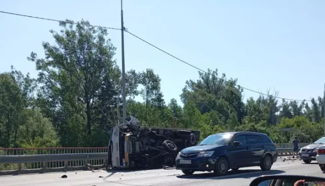Иномарка перевернулась на бок после ДТП на шоссе Ленточный бор в Барнауле - Толк, 05.07.2025