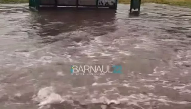 Барнаул уходит под воду на фоне затяжных дождей: фото - Толк, 06.07.2025