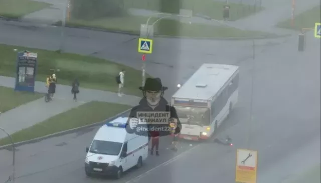 В Барнауле в районе ЖК "Матрешки" автобус сбил самокатчика - Толк, 07.07.2025