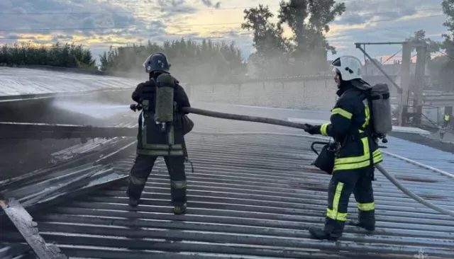 На проспекте Калинина в Барнауле горит производственное здание. Фото - Толк, 07.07.2025