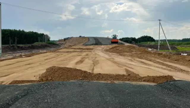 В Панкрушихинском районе начали укладывать проезжую часть на путепроводе за 800 млн - Толк, 07.07.2025