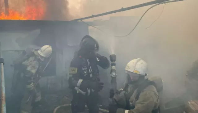 Пожар в частном доме в районе барнаульской "Ямы" разгорелся на 300 "квадратах". Фото - Толк, 10.07.2025