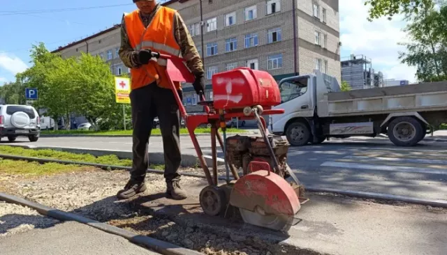 В Бийске начали ремонт трамвайных переездов по гарантии - Толк, 10.07.2025