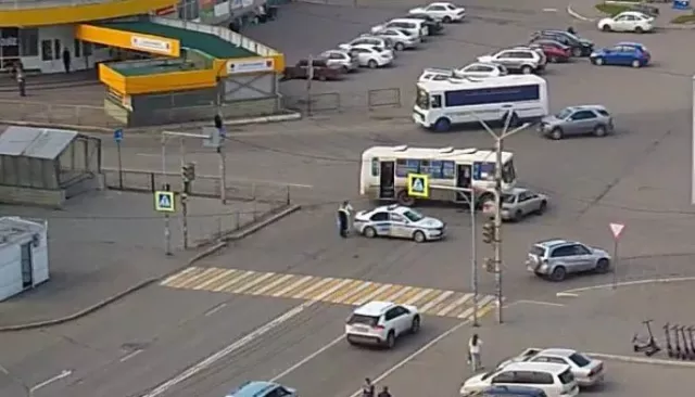 Автобус с пассажирами попал в аварию в районе бийского вокзала - Толк, 12.07.2025