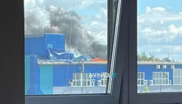 На крыше склада стройматериалов в Барнауле произошел пожар - Толк, 13.07.2025