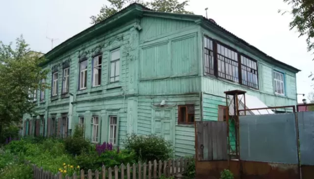 Старинный памятник культурного наследия загорелся в Бийске - Толк, 13.07.2025