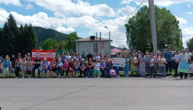 Жители Чарышского района провели митинг против золотодобычи и стройки туркластера - Толк, 14.07.2025