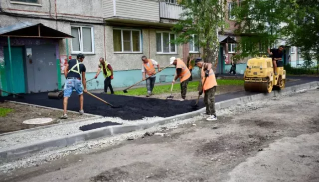 Дворы меняют облик: в Барнауле продолжается масштабное благоустройство по нацпроекту - Толк, 15.07.2025