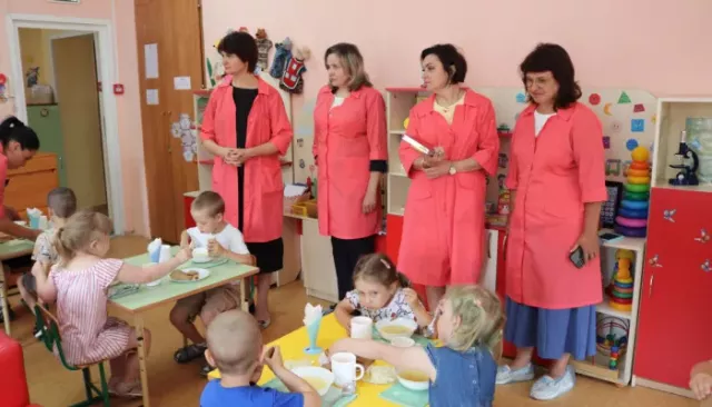 В Барнауле родители проверили безопасность и качество питания в местном детском саду - Толк, 16.07.2025