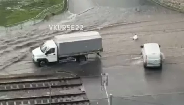 В Барнауле поток воды снес девушку и протащил по оживленной проезжей части. Видео - Толк, 30.07.2025