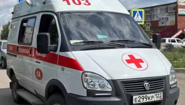 В Бийске малышка выпала из окна, опершись на москитную сетку - Толк, 30.07.2025