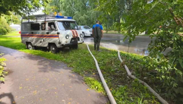 Залповые осадки: в Барнауле устраняют ЧП после мощного ливня - Толк, 30.07.2025