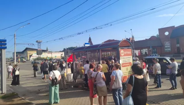 Барнаульцы взяли штурмом троллейбус, так и не дождавшись своих автобусов. Фото - Толк, 30.07.2025
