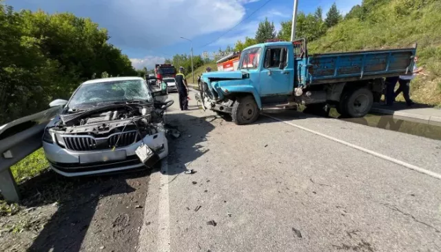 В Республике Алтай водитель грузовика влетел в авто с тремя детьми. Фото - Толк, 31.07.2025