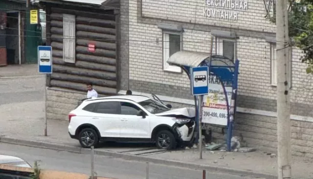 Водитель внедорожника въехал в автобусную остановку в Барнауле - Толк, 01.08.2025