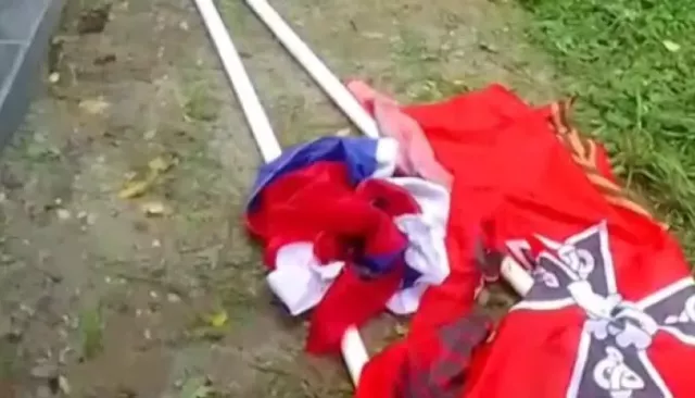 На могиле участника СВО в Алтайском крае подожгли флаги - Толк, 10.08.2025