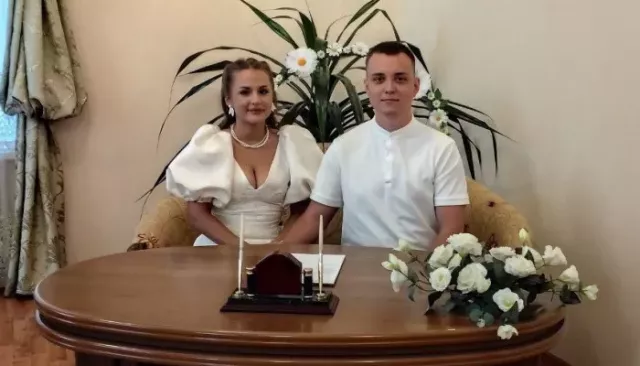 В Алтайском крае 171 пара поженилась в красивую дату 8 августа. Фото счастливых семей - Толк, 11.08.2025