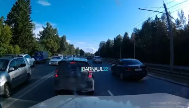 BMW врезался в грузовик и спровоцировал массовое ДТП на Змеиногорском тракте. Видео - Толк, 12.08.2025