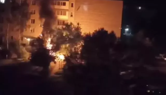 В Славгороде ночью во дворе дома вспыхнул автомобиль - Толк, 30.08.2025