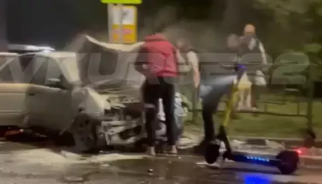 В Барнауле водитель Nissan выехал на красный и устроил ДТП, пострадали четверо - Толк, 31.08.2025