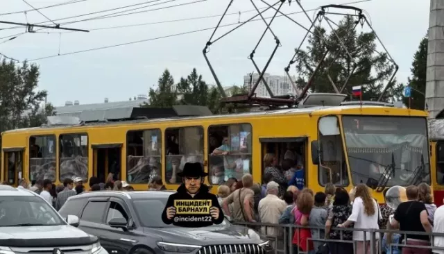 Барнаульцы не смогли спокойно разъехаться после Дня города. Фото - Толк, 31.08.2025