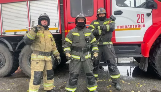 В Новоалтайске пожарные помогли родственникам попасть к запертому пенсионеру - Толк, 31.08.2025