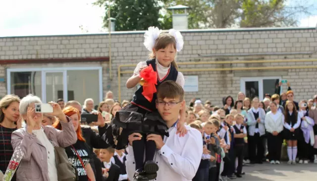 День знаний через объектив: фоторепортаж с линейки в барнаульской школе - Толк, 01.09.2025
