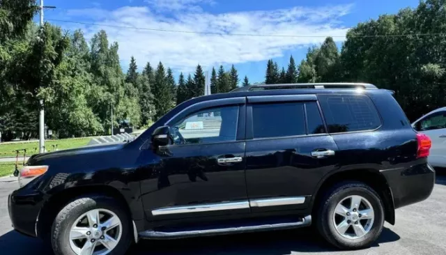 Люксовый семиместный Land Cruiser продают в Горно-Алтайске за 3,8 млн рублей. Фото - Толк, 01.09.2025