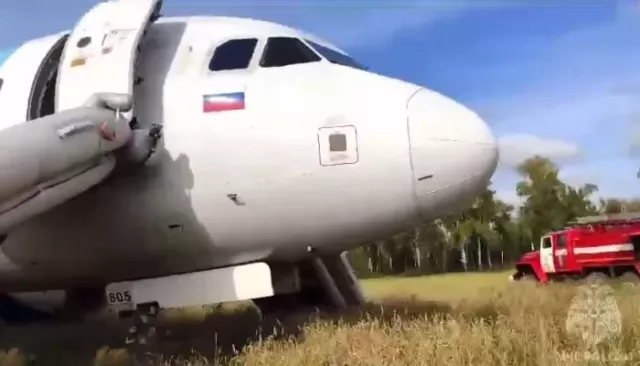 Пилоту, посадившему самолет в поле под Новосибирском, предъявили обвинение - Толк, 03.09.2025